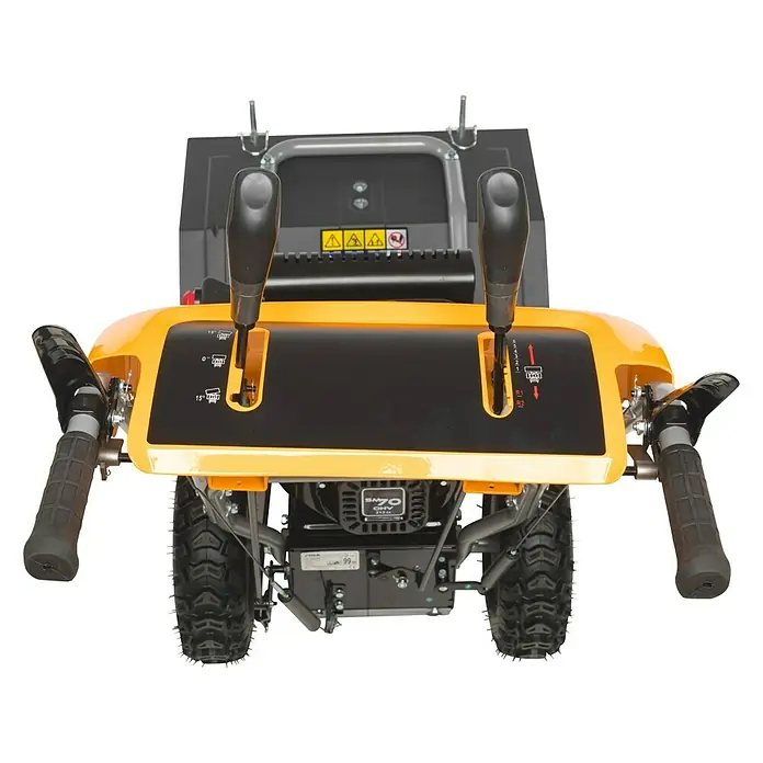 Stiga Kehrmaschine SWS 800 G - 4,4 kW - Detailaufnahme einer gelben Schneefräse, die Bedienelemente und robusten Reifen hervorhebt.