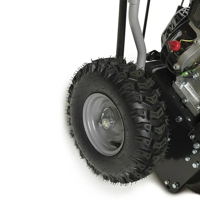 Stiga Kehrmaschine SWS 800 G - 4,4 kW - Nahaufnahme eines robusten Reifens mit grobem Profil, ideal für anspruchsvolle Geländefahrten und zuverlässige Leistung.