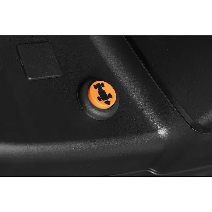 Stiga Rasentraktor Tornado 398 - 432 cm³, Schnittbreite: 98 cm - Nahaufnahme eines orangefarbenen Knopfes mit einem schwarzen Autosymbol auf einer schwarzen Oberfläche.