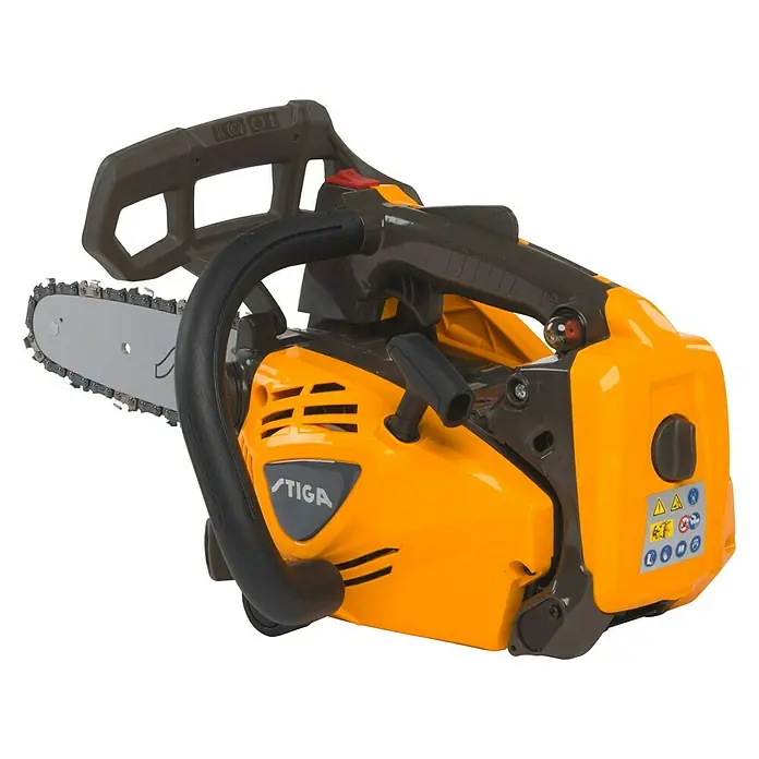 Stiga Benzin-Kettensäge PR 730 - 0,7 kW, 26,9 cm³, Schwertlänge: 25 cm - Nahaufnahme einer gelben STIGA-Kettensäge mit schwarzem Griff und silberner Kette vor schwarzem Hintergrund.