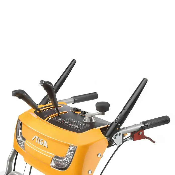 Stiga Benzin-Schneefräse ST 6272 P TRAC - 7,8 kW, 375 cm³, Arbeitsbreite: 72 cm - Nahaufnahme des gelben STIGA Schneefräsen-Cockpits mit Bedienelementen und Handgriffen.