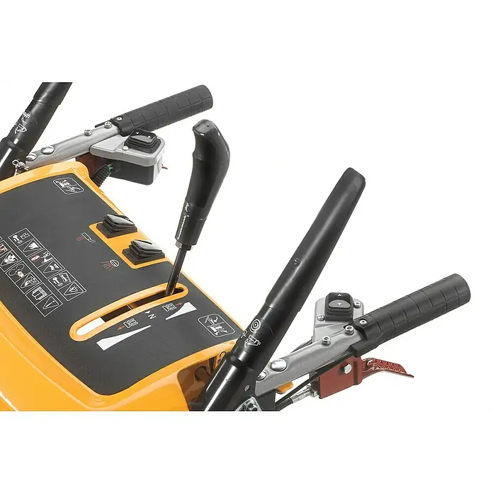 Stiga Benzin-Schneefräse ST 7276 PH - 9 kW, 420 cm³, Arbeitsbreite: 76 cm - Detailaufnahme der Steuerungselemente eines gelben Geräts. Die Bedienelemente umfassen Schalter und Hebel für verschiedene Funktionen.