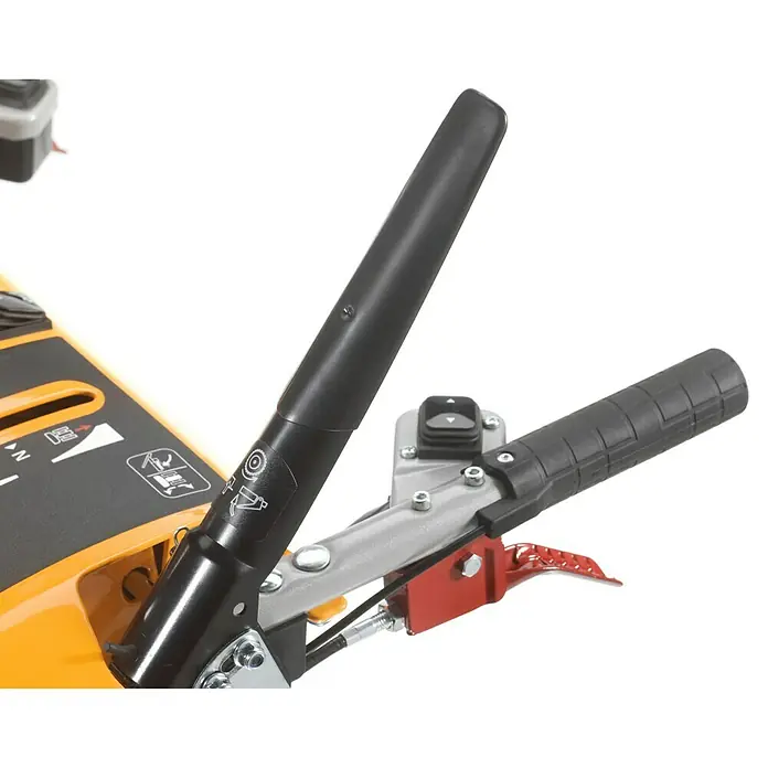 Stiga Benzin-Schneefräse ST 7276 PH - 9 kW, 420 cm³, Arbeitsbreite: 76 cm - Detailaufnahme der Bedienelemente einer Schneefräse, einschließlich des Griffs, der Schalter und des Hebels.