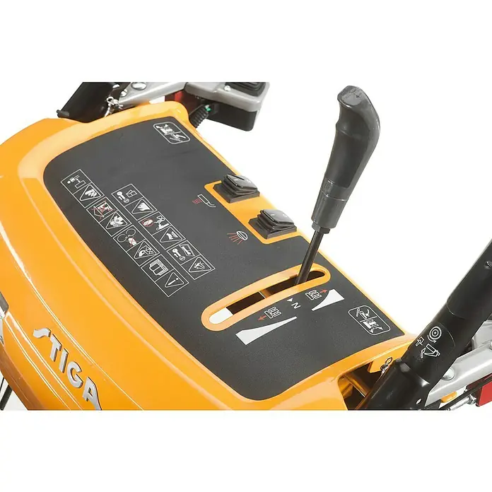 Stiga Benzin-Schneefräse ST 7276 PH - 9 kW, 420 cm³, Arbeitsbreite: 76 cm - Detailaufnahme der Bedienelemente einer gelben STIGA Schneefräse. Hebel, Schalter und Symbole für einfache Bedienung.