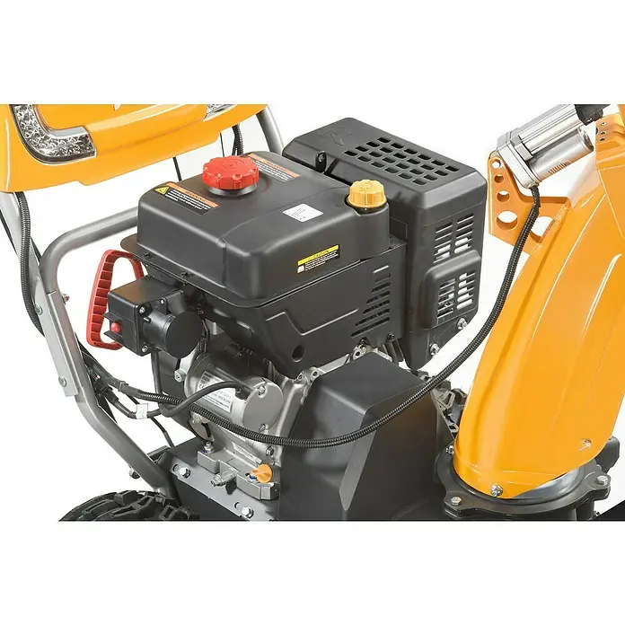 Stiga Benzin-Schneefräse ST 7276 PH - 9 kW, 420 cm³, Arbeitsbreite: 76 cm - Detailaufnahme eines Schneeräumgeräts mit gelber Verkleidung, das die robuste Bauweise und den leistungsstarken Motor hervorhebt.
