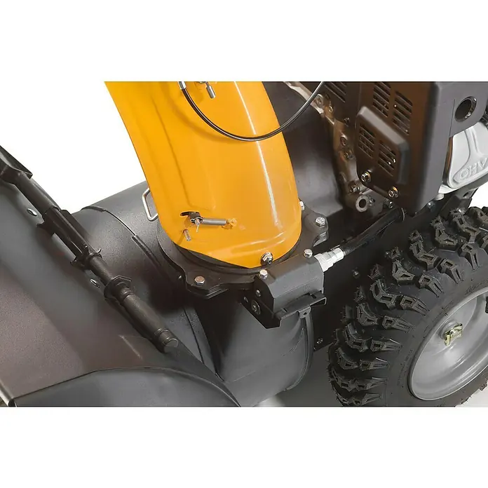 Stiga Benzin-Schneefräse ST 5266 P - 6,2 kW, 302 cm³, Arbeitsbreite: 66 cm - Nahaufnahme eines gelben Schneefräsenauswurfs mit einem robusten Reifen.