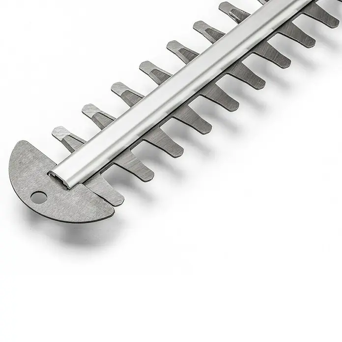 Stiga 500er Serie Akku-Heckenschere HT 500e Set - 48 V, Li-Ionen, 1 Akku, Schnittlänge: 58 cm - Nahaufnahme der scharfen Klingen einer Heckenschere, die für präzise Schnitte im Garten konzipiert sind. Die Klingen sind robust und langlebig.
