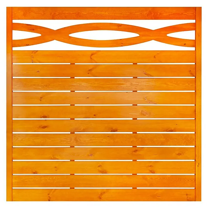 Andrewex Sichtschutzelement Geneva - 180 x 180 cm, Pinie - Das Bild zeigt einen Holzzaun mit einem dekorativen, gewebten Muster im oberen Bereich. Der Zaun hat eine warme, honigfarbene Oberfläche und eine klare Holzmaserung.