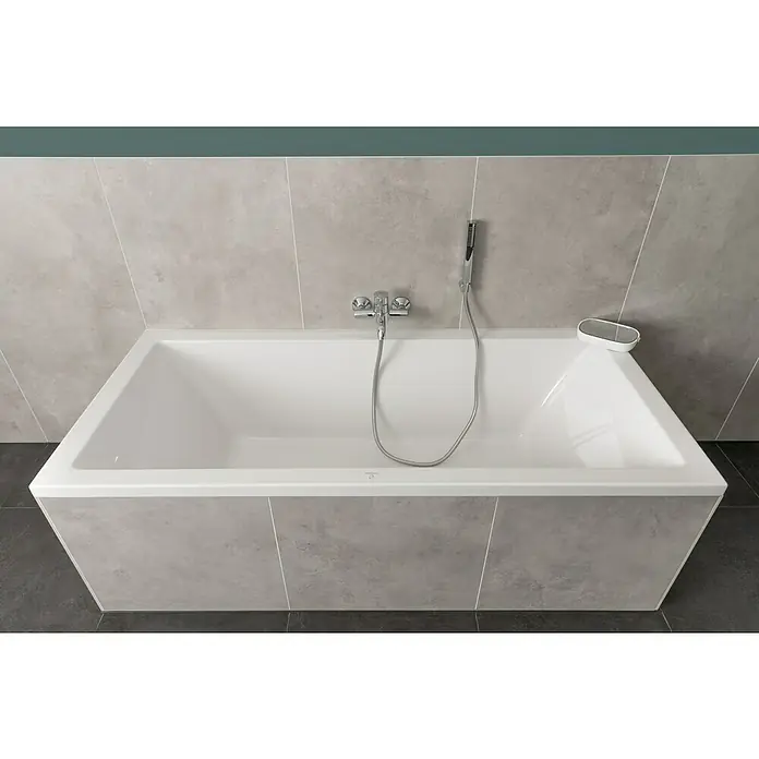 Camargue Brause-Set Glymur - Anzahl Strahlarten: 1 Stk., Chrom - Weisse Badewanne mit grauen Fliesen, Armaturen und Duschkopf. Das Becken ist rechteckig und aus glänzendem Material, eine moderne Badezimmerausstattung.