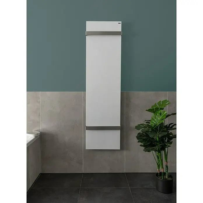 Szagato Designheizkörper Manhattan 3 - B x H: 470 x 1.800 mm, Wärmeleistung bei Vorlauftemperatur von 75 °C (D: 50): 1.118 W, Weiß, Mit 2 Handtuchhalter (50 mm) - Ein moderner, weißer Badheizkörper mit Handtuchhalter hängt an einer Wand in einem stilvollen Badezimmer neben einer Zimmerpflanze.