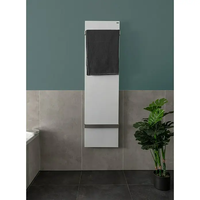 Szagato Designheizkörper Manhattan 3 - B x H: 470 x 1.800 mm, Wärmeleistung bei Vorlauftemperatur von 75 °C (D: 50): 1.118 W, Weiß, Mit 2 Handtuchhalter (50 mm) - Ein modernes Badezimmer mit einem weißen Handtuchwärmer an der Wand, darauf ein graues Handtuch.