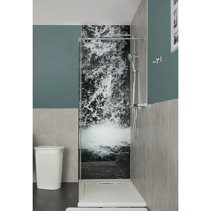 Camargue Brausethermostat Yunik - Chrom, Glänzend - Duschkabine mit Wasserfalldekor und grauen Fliesen. Stilvolles Badezimmerdesign mit modernem Touch und praktischer Wäschetruhe.