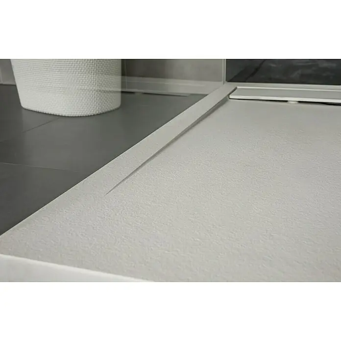 Camargue Manhattan Duschwanne - L x B: 120 x 80 cm, Weiß - Nahaufnahme einer modernen, weißen Duschwanne mit leicht strukturierter Oberfläche und einem dezenten Ablauf, die ein minimalistisches Baddesign unterstreicht.