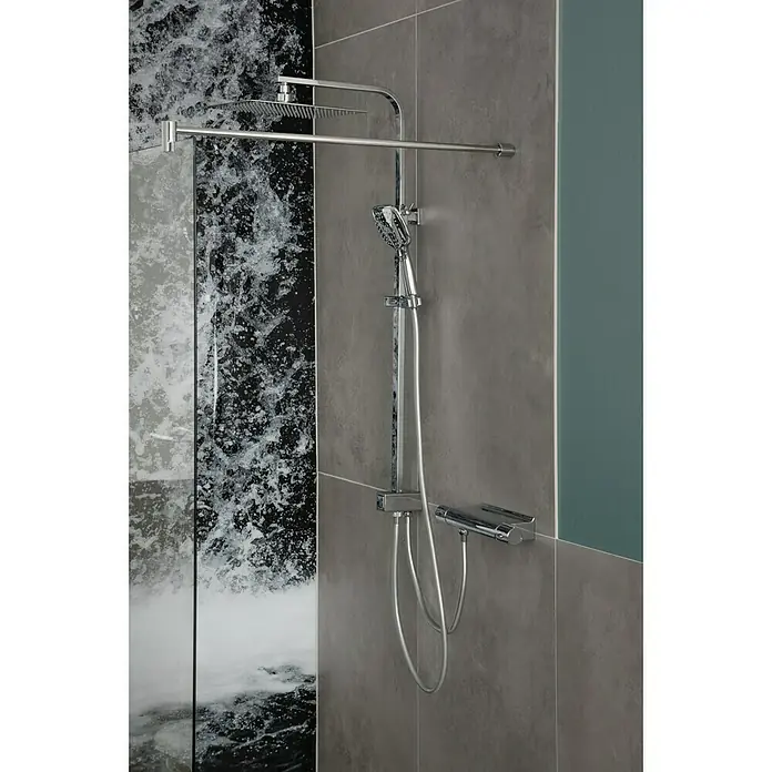 Camargue Brausethermostat Yunik - Chrom, Glänzend - Eine moderne Duscharmatur mit Regendusche und Handbrause in einem eleganten Badezimmer mit grauen Fliesen.