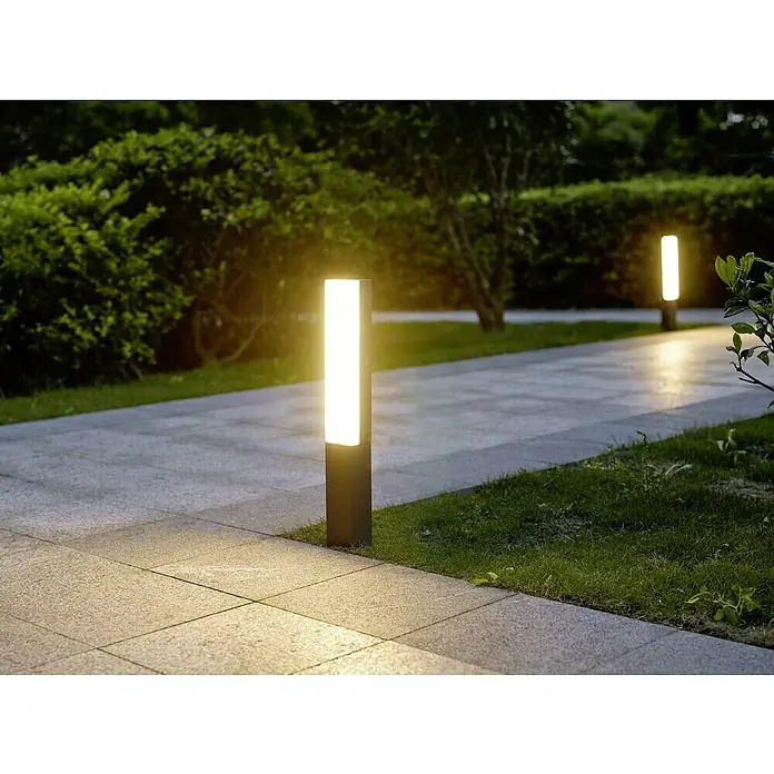 Starlux Laholm Sobremuro exterior - 8 W, Color del marco: Gris oscuro, Blanco cálido, 7 x 5,2 x 50 cm, Con bombillas - Iluminación moderna de jardín con elegantes postes de luz a lo largo del camino pavimentado, creando un ambiente cálido.