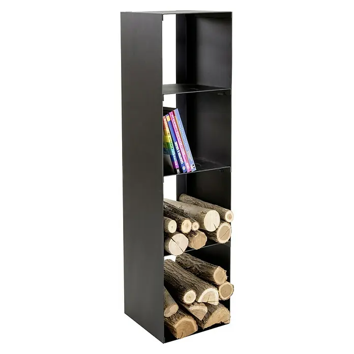 Holzkorb Peter - 30 x 30 x 120 cm, Stahl, Schwarz - Das Bild zeigt ein schlankes, schwarzes Regal mit offenen Fächern, das mit Büchern und Holzscheiten gefüllt ist. Das moderne Design passt gut in jeden Raum.