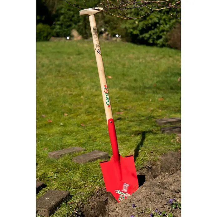 Gardol Pala Box - Tipo de mango: Mango para pala - La pala roja de Gardol está clavada en la tierra. Una herramienta indispensable para todo amante del jardín, ideal para cavar y plantar.
