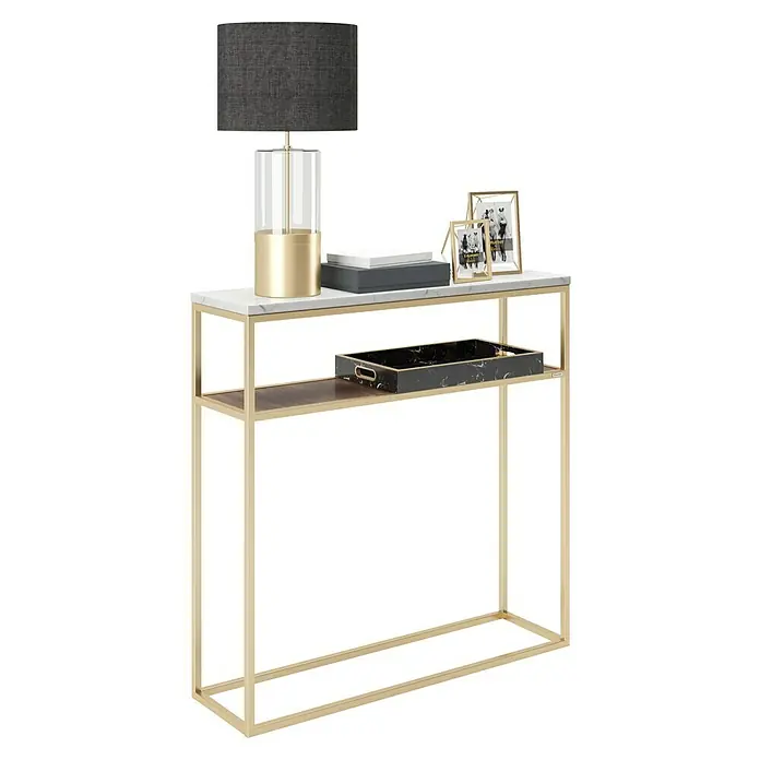 Phönix Playboy Beistelltisch Candy - L x B x H: 30 x 105 x 95 cm, Gold - Eine elegante Konsole mit einer Marmorplatte, goldenem Gestell und einer stilvollen Tischlampe, Büchern und Bilderrahmen als Dekoration.