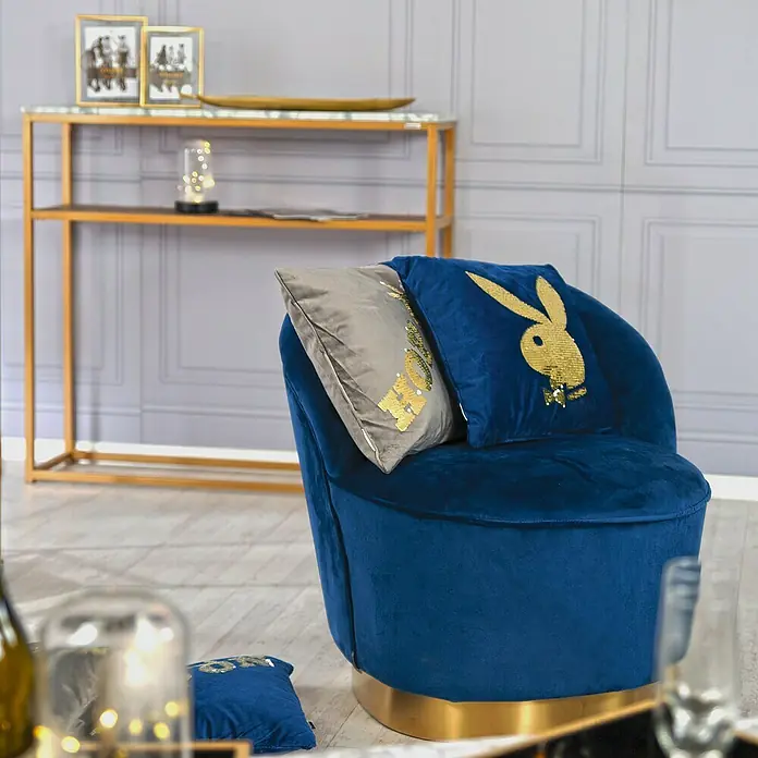 Phönix Playboy Beistelltisch Candy - L x B x H: 30 x 105 x 95 cm, Gold - Elegantes blaues Samt-Sessel mit goldenen Akzenten und Playboy-Kissen. Ein luxuriöses Möbelstück, das jedem Raum einen Hauch von Glamour verleiht.