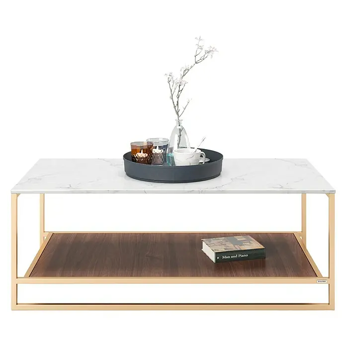 Phönix Playboy Couchtisch Olivia - L x B x H: 60 x 120 x 45 cm, Nussbaum - Ein moderner Couchtisch mit Marmorplatte, goldenem Rahmen und einer Ablage mit Buch und Deko.
