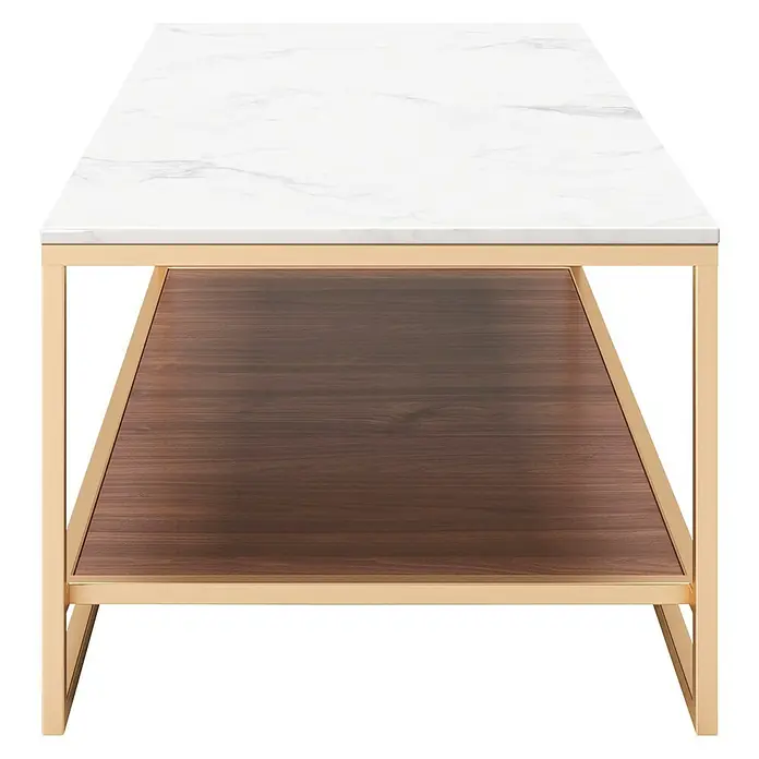 Phönix Playboy Couchtisch Olivia - L x B x H: 60 x 120 x 45 cm, Nussbaum - Moderne rechteckige Kaffeetisch mit weißer Marmorplatte und Holzablage, gestützt von einem goldenen Metallgestell.