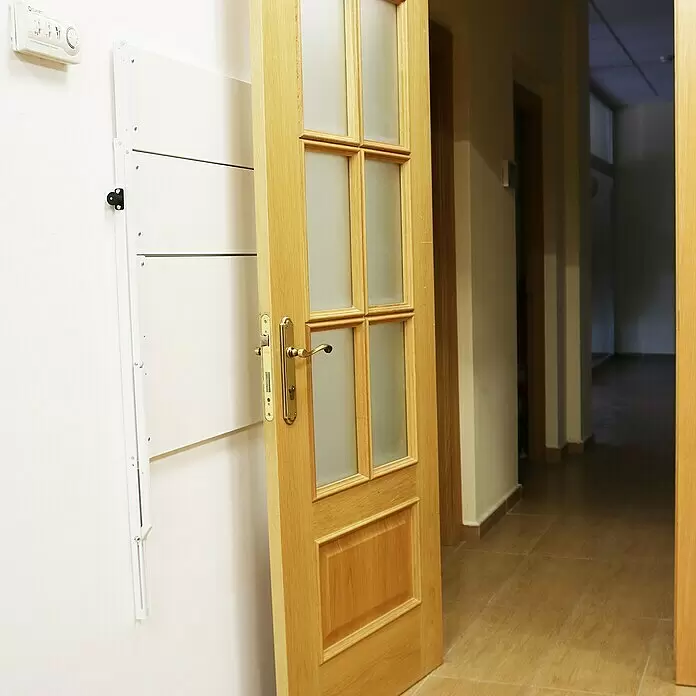 Simonrack Simonflex Estantería metálica - Al x An x Pr: 112,5 x 80 x 40 cm, Blanco - Puerta de madera clara con paneles de vidrio esmerilado y manija de latón, parcialmente abierta en un interior.