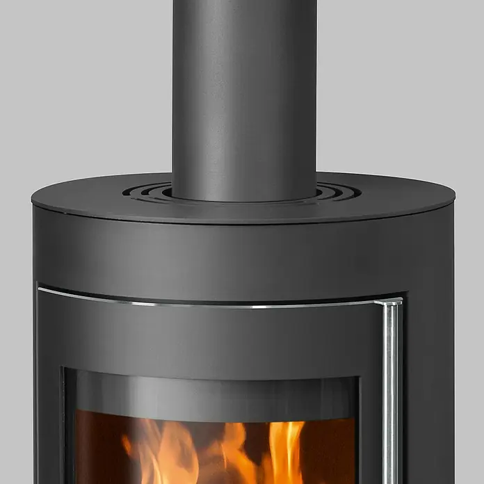 Justus Kaminofen Meva - 5,5 kW, Raumheizvermögen: 88 m³, Farbe Verkleidung: Schwarz, Schwarz - Nahaufnahme eines modernen Kaminofens in Anthrazitgrau mit sichtbarem Feuer. Elegantes Design für behagliche Wärme.