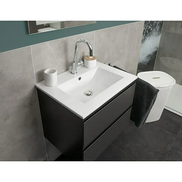 Venus Katta Zahnputzbecher - Weiß, Polyresin - Badezimmerwaschtisch mit weißem Waschbecken, Armatur und einem grauen Handtuch. Moderne Badgestaltung mit stilvoller Einrichtung.