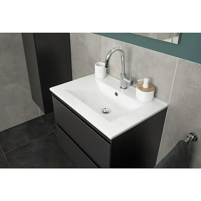 Grohe Start Classic Waschtischarmatur L-SizeChrom, Glänzend - Nahaufnahme eines Waschbeckens mit Armatur, Seifenspender und Handtuchhalter in einem modernen Badezimmer.