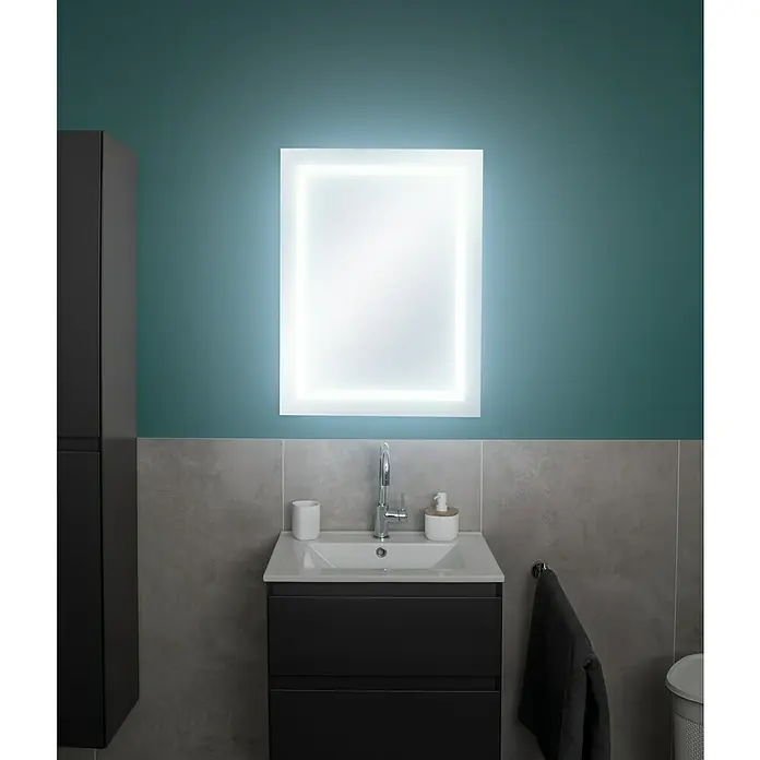 Space Lichtspiegel60 x 80 cm, Anthrazit - Badezimmer-Szene mit beleuchtetem Spiegel über einem Waschbecken mit Unterschrank, ergänzt durch graue Fliesen und farbige Wände.