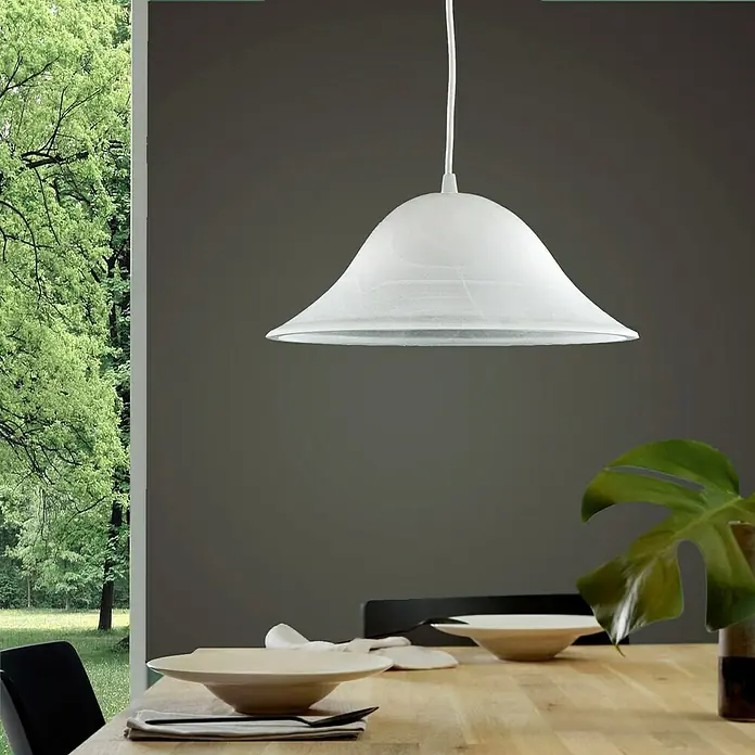 Lámpara colgante redonda Alabastro - 20 W, Ø x Al: 300 mm x 13 cm, Blanco, E27 - Primer plano de una elegante lámpara colgante con pantalla blanca sobre una mesa de madera puesta, creando un ambiente moderno y elegante.