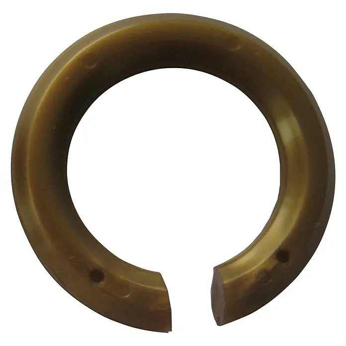 Electraline Anillo roscado Tres unidades E14 - Plástico, 3 ud., E14 - Primer plano de un anillo de sellado abierto marrón con agujeros, sobre un fondo negro.