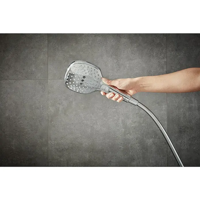 Hansgrohe Handbrause Raindance Select E 120 - Anzahl Funktionen: 3 Stk., Durchmesser: 12 cm, Chrom - Eine Hand hält einen Hansgrohe Duschkopf mit verschiedenen Strahlarten vor einem grauen Hintergrund.