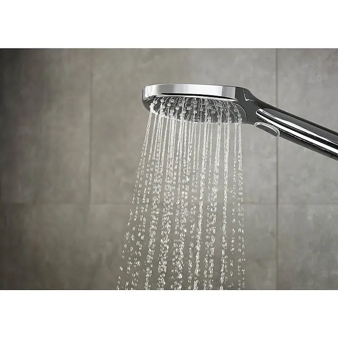 Hansgrohe Handbrause Raindance Select E 120 - Anzahl Funktionen: 3 Stk., Durchmesser: 12 cm, Chrom - Nahaufnahme eines Duschkopfes, aus dem Wasser strömt, der ein erfrischendes und entspannendes Duscherlebnis verspricht.