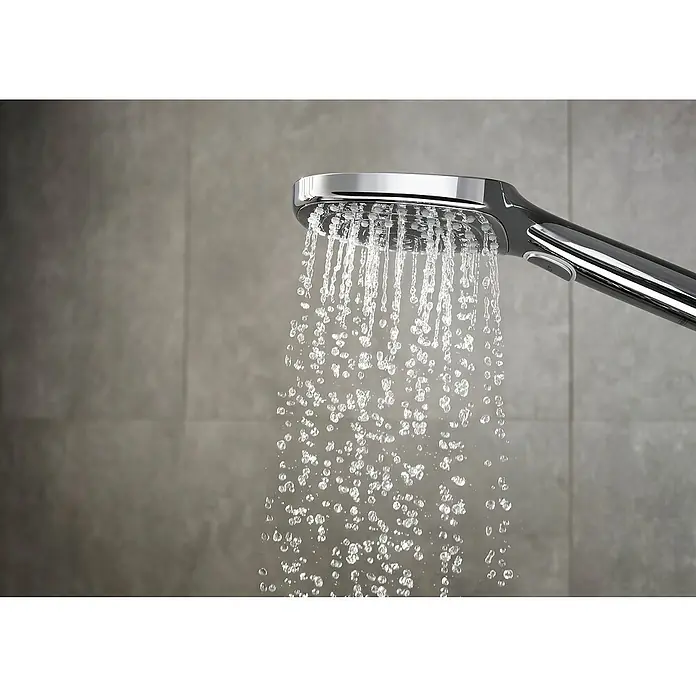 Hansgrohe Handbrause Raindance Select E 120 - Anzahl Funktionen: 3 Stk., Durchmesser: 12 cm, Chrom - Nahaufnahme eines verchromten Duschkopfs, aus dem Wasser strömt, vor einem grauen Hintergrund. Ideal für Badrenovierungen.