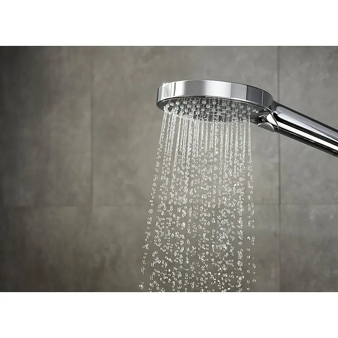 Hansgrohe Handbrause Raindance Select S120 - Anzahl Funktionen: 3 Stk., Durchmesser: 12,5 cm, Select-Taste, Chrom - Duschkopf aus Chrom mit fließendem Wasser vor grauem Hintergrund. Das elegante Design sorgt für ein luxuriöses Duscherlebnis.