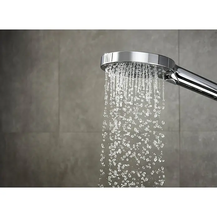 Hansgrohe Handbrause Raindance Select S120 - Anzahl Funktionen: 3 Stk., Durchmesser: 12,5 cm, Select-Taste, Chrom - Nahaufnahme eines verchromten Duschkopfs, aus dem Wasser strömt, ideal für Bad- und Sanitärprodukte, mit Fokus auf das Duscherlebnis.