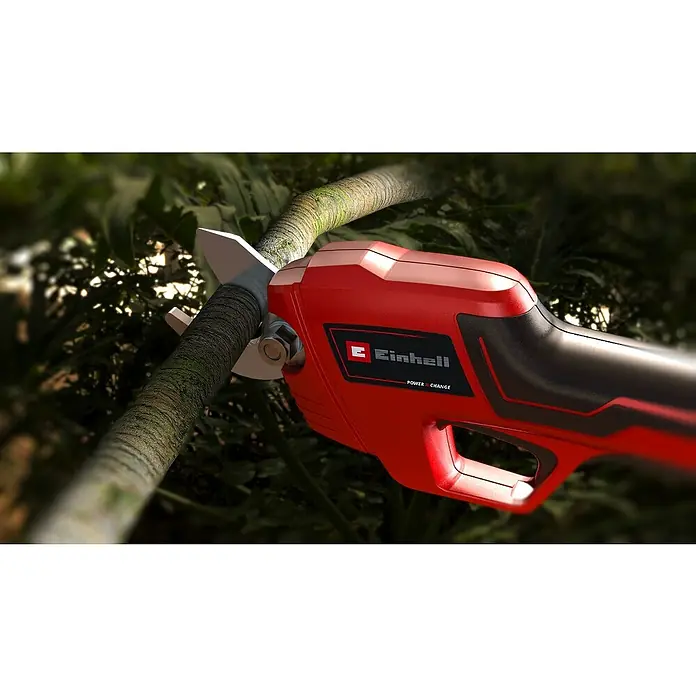 Einhell PXC 18V Tijeras de podar de batería GE-LS 18 Li- Solo - 18 V, Sin batería, Grosor de rama máx.: 28 mm - Las tijeras de podar inalámbricas Einhell en acción, cortando una rama gruesa. El dispositivo rojo con el logo de Einhell es afilado y preciso.