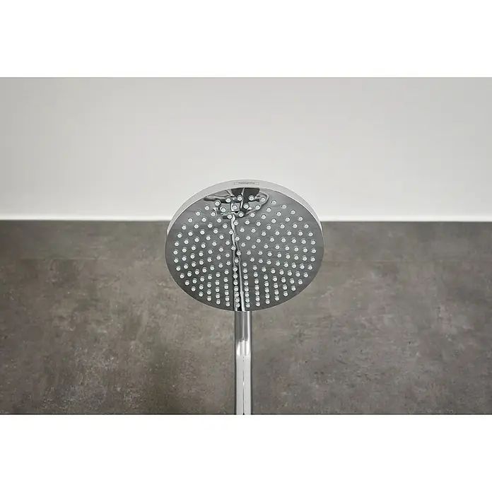 Hansgrohe Duschsystem Croma Showerpipe 160 - Mit Thermostatarmatur, Lochabstand: 93,2 cm, Anzahl Strahlarten: 4 Stk., Chrom, Höhe: 110,1 cm - Nahaufnahme eines modernen, runden Duschkopfs aus Chrom vor einer grauen Wand und einem weißen Streifen.