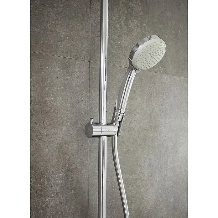 Hansgrohe Duschsystem Croma Showerpipe 160 - Mit Thermostatarmatur, Lochabstand: 93,2 cm, Anzahl Strahlarten: 4 Stk., Chrom, Höhe: 110,1 cm - Nahaufnahme einer modernen Handbrause von Hansgrohe mit verstellbarer Halterung vor einer grauen Wand.