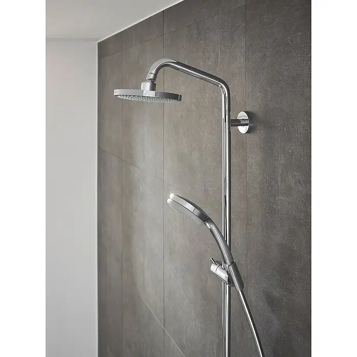 Hansgrohe Duschsystem Croma Showerpipe 160 - Mit Thermostatarmatur, Lochabstand: 93,2 cm, Anzahl Strahlarten: 4 Stk., Chrom, Höhe: 110,1 cm - Eine elegante Chrom-Duschgarnitur mit Kopf- und Handbrause an einer grauen Wand.