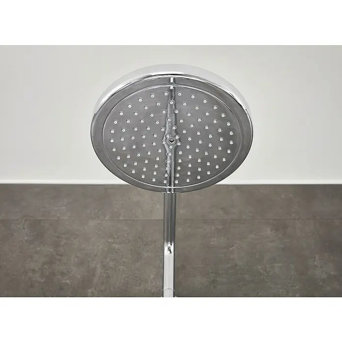 Hansgrohe Crometta Sistema de ducha E240 - Con grifería termostática, Distancia entre orificios: 103,4 cm, Número de tipos de chorro: 2 ud., Cromo - Primer plano de un cabezal de ducha redondo cromado con muchos pequeños rociadores en un baño moderno.