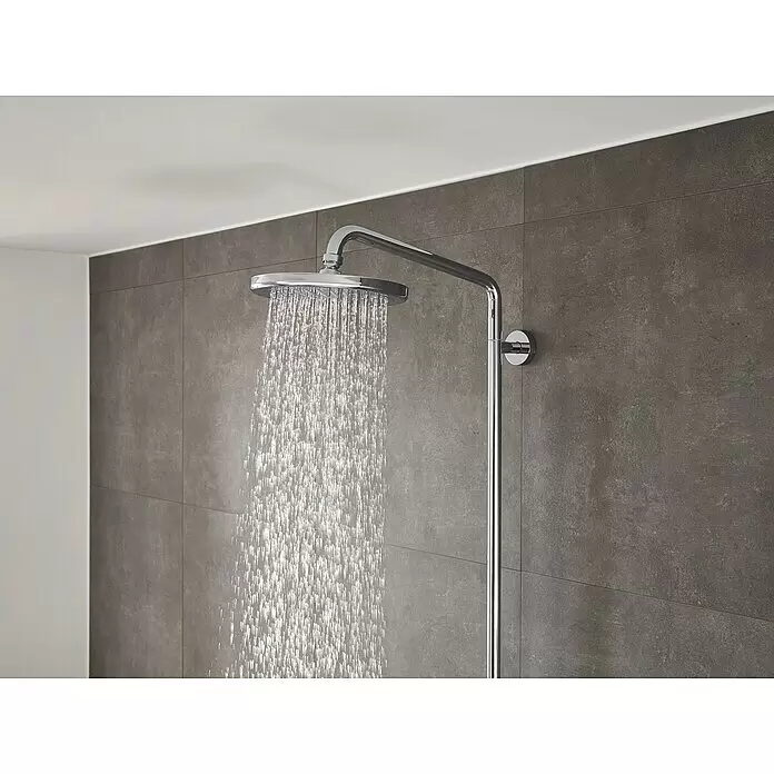Hansgrohe Crometta Sistema de ducha E240 - Con grifería termostática, Distancia entre orificios: 103,4 cm, Número de tipos de chorro: 2 ud., Cromo - Rociador de ducha cromado con agua fluyendo, montado en una pared de azulejos grises moderna.