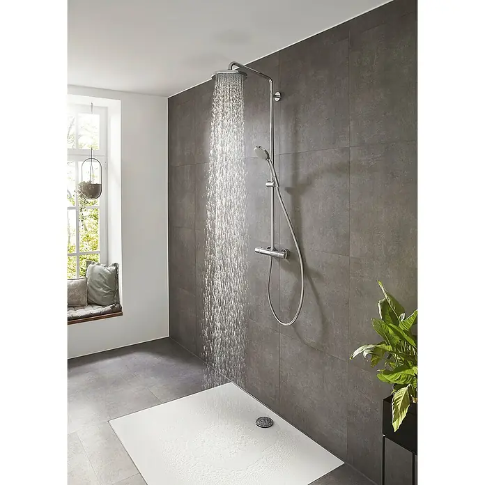 Hansgrohe Crometta Sistema de ducha E240 - Con grifería termostática, Distancia entre orificios: 103,4 cm, Número de tipos de chorro: 2 ud., Cromo - Cabina de ducha moderna con ducha de lluvia grande y ducha de mano en un baño elegante. La ducha ofrece una experiencia de ducha lujosa.