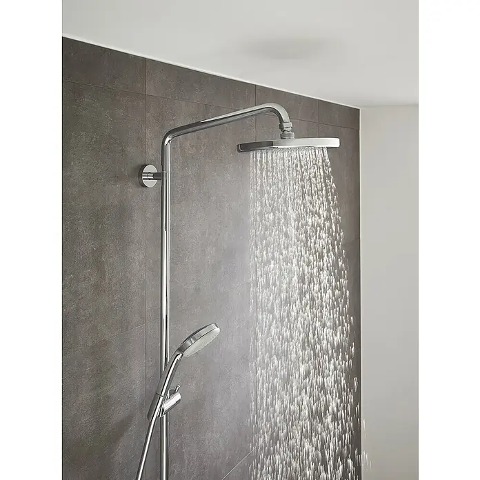 Hansgrohe Crometta Sistema de ducha E240 - Con grifería termostática, Distancia entre orificios: 103,4 cm, Número de tipos de chorro: 2 ud., Cromo - Moderno conjunto de ducha con un gran cabezal de lluvia y rociador de mano en un elegante baño con azulejos grises.