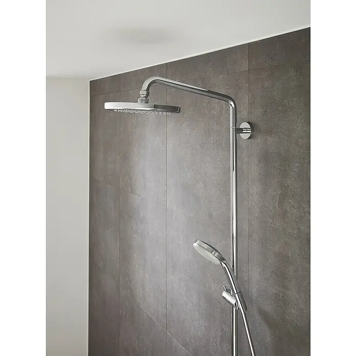 Hansgrohe Crometta Sistema de ducha E240 - Con grifería termostática, Distancia entre orificios: 103,4 cm, Número de tipos de chorro: 2 ud., Cromo - Este primer plano muestra un moderno sistema de ducha con un gran cabezal de ducha tipo lluvia y un rociador de mano. El diseño elegante realza cualquier baño.