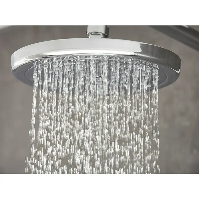 Hansgrohe Crometta Sistema de ducha E240 - Con grifería termostática, Distancia entre orificios: 103,4 cm, Número de tipos de chorro: 2 ud., Cromo - Primer plano de un moderno cabezal de ducha redondo cromado con agua que fluye, ideal para una experiencia de ducha de lujo.