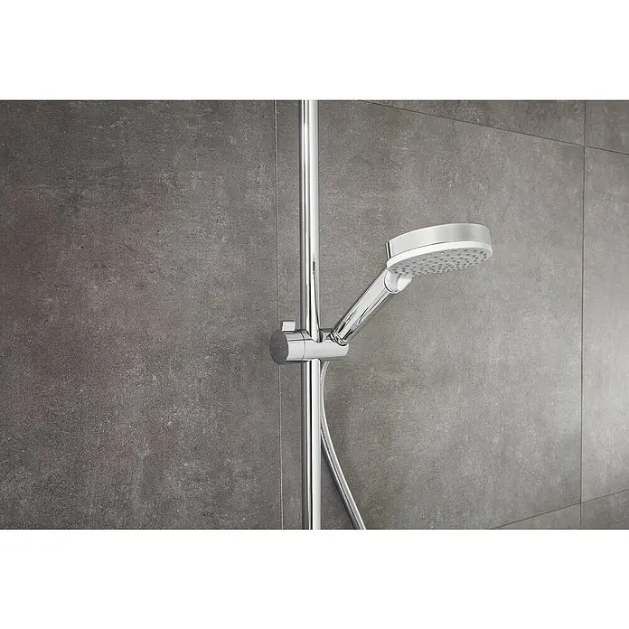 Hansgrohe Crometta Duschsystem E 240 - Mit Thermostatarmatur, Lochabstand: 103,4 cm, Anzahl Strahlarten: 2 Stk., Chrom - Nahaufnahme einer modernen Duschgarnitur mit Chromoberfläche vor einem grauen, texturierten Hintergrund. Das Produkt ist elegant und funktional gestaltet.