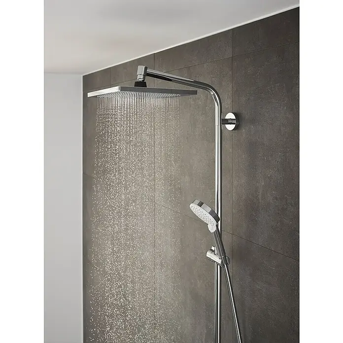 Hansgrohe Crometta Duschsystem E 240 - Mit Thermostatarmatur, Lochabstand: 103,4 cm, Anzahl Strahlarten: 2 Stk., Chrom - Moderne Duscharmatur mit quadratischem Duschkopf und Handbrause vor dunklem Fliesenhintergrund für ein luxuriöses Duscherlebnis.