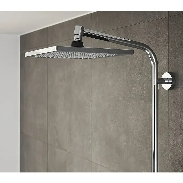 Hansgrohe Crometta Sistema de ducha E240 - Con grifería termostática, Distancia entre orificios: 103,4 cm, Número de tipos de chorro: 2 ud., Cromo - Cabezal de ducha cuadrado cromado con soporte de pared que presenta un diseño moderno para una experiencia de ducha de lujo.